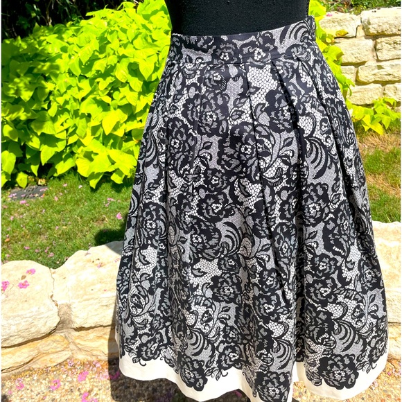 White House Black Market, lined, Black & White, Skirt, Size 00 - Picture 2 of 5